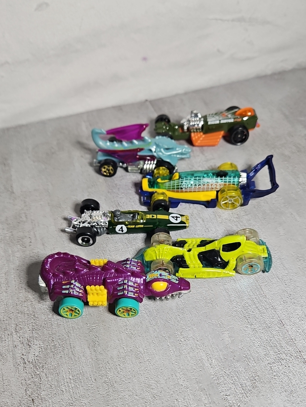 6 Hot Wheels